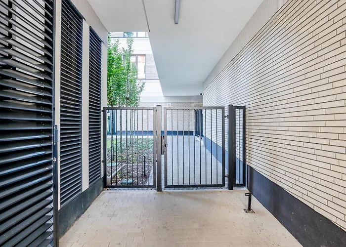 Heart Of Luxury By Bookinghost * Posen